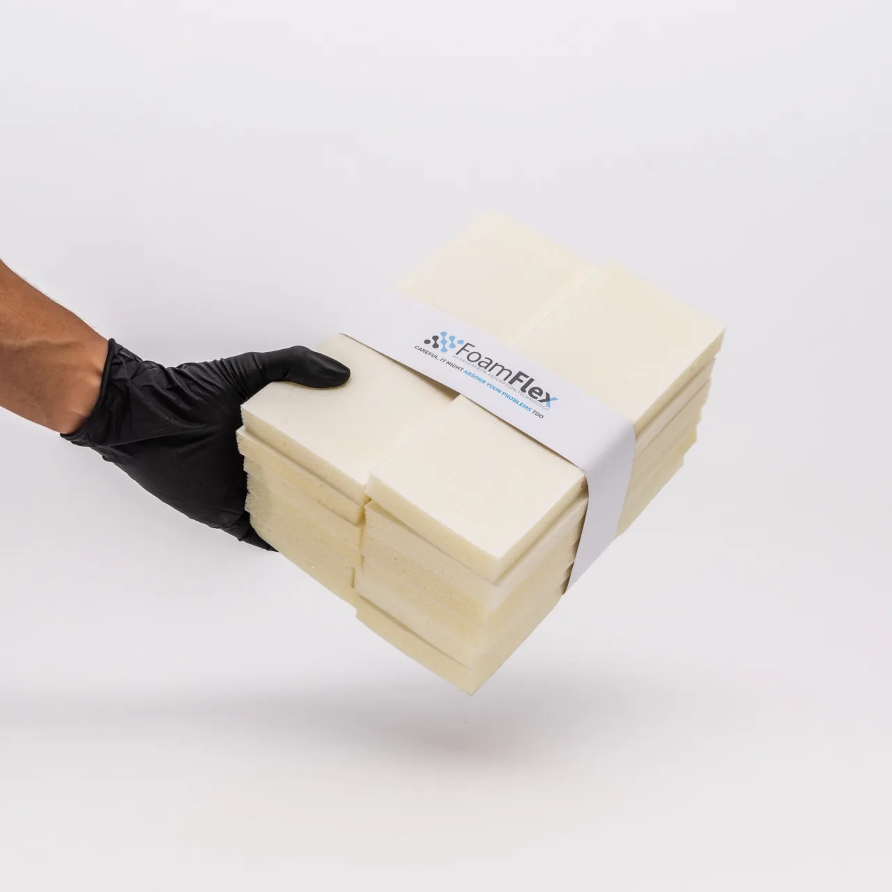 Spugne FoamFlex tenute in mano con sfondo bianco